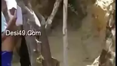 Horny lovers caught having quickie in doggy outdoor in Desi mms video