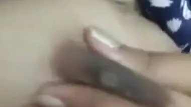 Whore gives sex joy to her Indian nipples touching them in amateur porn
