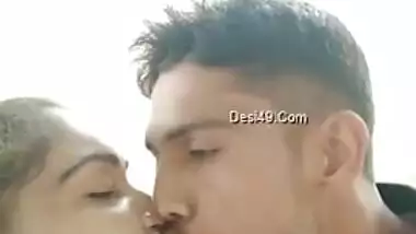 Desi slut loves the way macho man shoves tongue in her XXX mouth