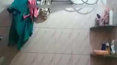 Big-boobied Desi wife takes camera to bathroom to film XXX video