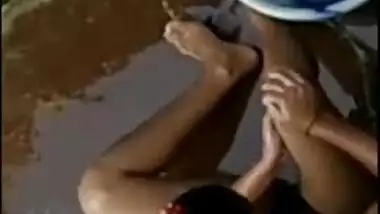 Desi sexy aunty nude bathing outdoor secretly recorded by neighbour