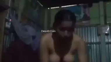 Naked Desi hussy poses for hot XXX video when putting clothes on