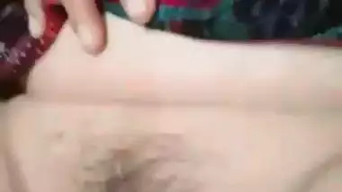 Chut ki video – Desi hottie showing yoni