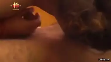 Desi Girlfriend K Sath Ushki Dost Ko Be Choda Threesome - New Indian