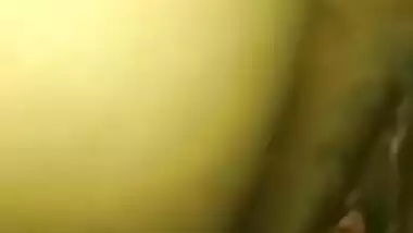 Desi wife likes fingers in shaved twat in MMS close-up XXX footage