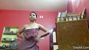 Desi college girl earns money showing private parts in porn video