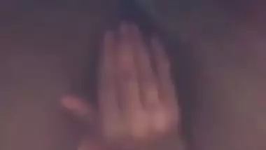 Nude desi girl shows her pink pussy in MMS