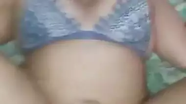 Guy fucks a lady and cums on her in an Indian sex video