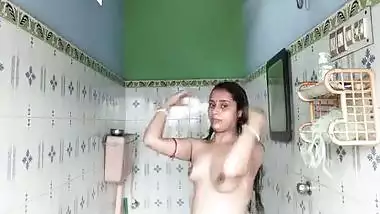 Bhabhi bathroom – Solo bathing video