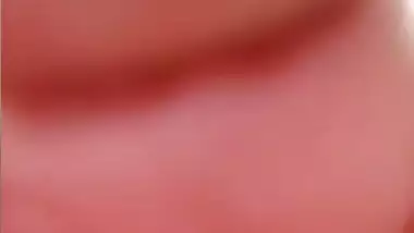 Home show of amateur Desi model in orange sari who gives XXX blowjob