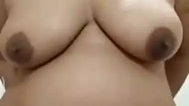 Indian MILF feels her own XXX hooters and gives sex joy to muff