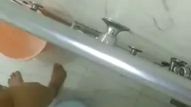 Desi wife nude bathing in bathroom recording by spy cam