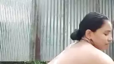 Massive boobs Bengali taking outdoor bath viral MMS
