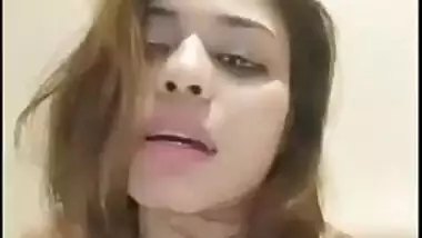 Men wait for the Indian model to expose tits but she isn't in a hurry