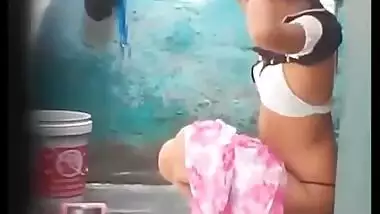 Indian babe changes clothes in the street but voyeur films XXX show