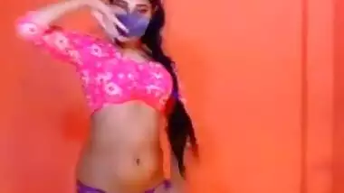 sexy desi babe on cam seducing with her sexy figure and showing ass