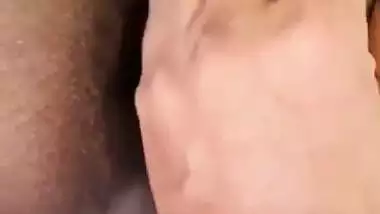 HD nude MMS of an Indian guy exploring his GF’s body