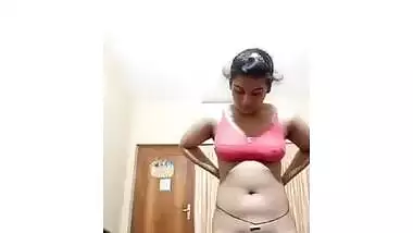 Desi sex whore like this deserves to pose naked on XXX phone camera