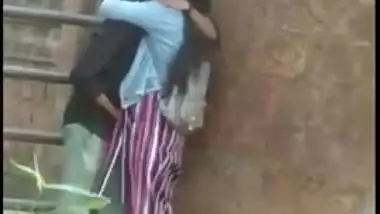 Outdoor Desi mms clip of Indian lovers caught making out by the wall