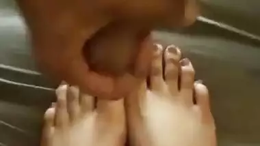 CUM ON MY MOM'S FEET(LOOK AT HER BROWN NAILS)