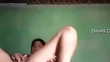 Getting tired of being alone Desi whore masturbates in XXX stream