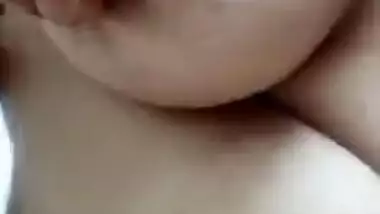 Fatty Indian girl springs each of her XXX parts putting them in sex cam