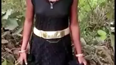 Cutie caught stripping naked outdoor for lover in quick Desi mms vid