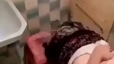 Mature auntie in hijab hikes up dress to have Desi XXX cunt drilled