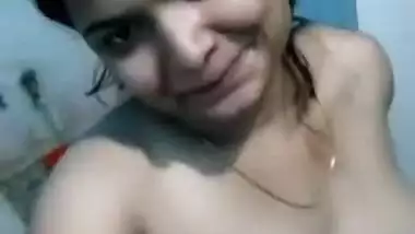 Slut takes her T-shirt down and remains with naked XXX Desi tits