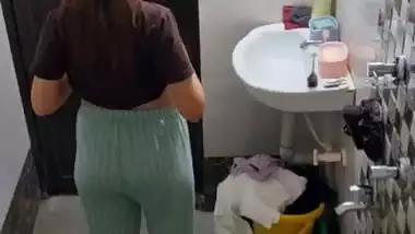 Neighbor girl boobs show before bathing viral MMS