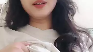 Desi beauty lifting bra one side boob show viral MMS